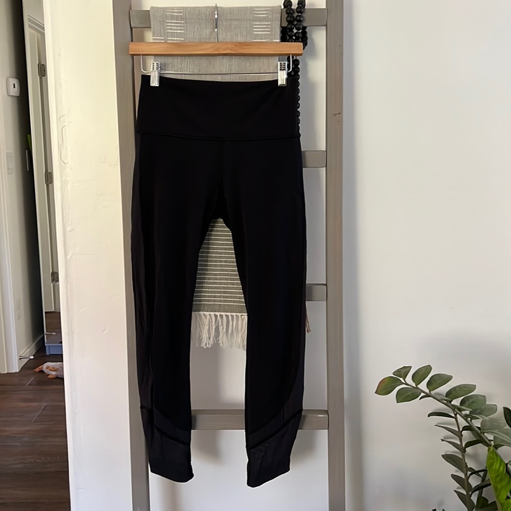 Lululemon 7/8 mesh detail